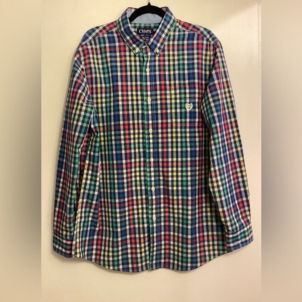 CHAPS Men’s Easy Care Size Large Button Down in Excellent Preloved Condition!